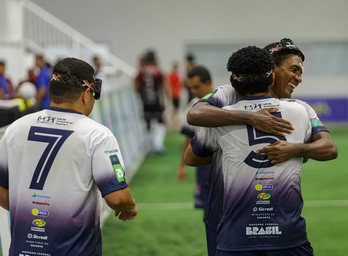 Atletas da Apadevi se abraçando após um gol marcado na quadra | Futebol de 5 para deficientes visuais