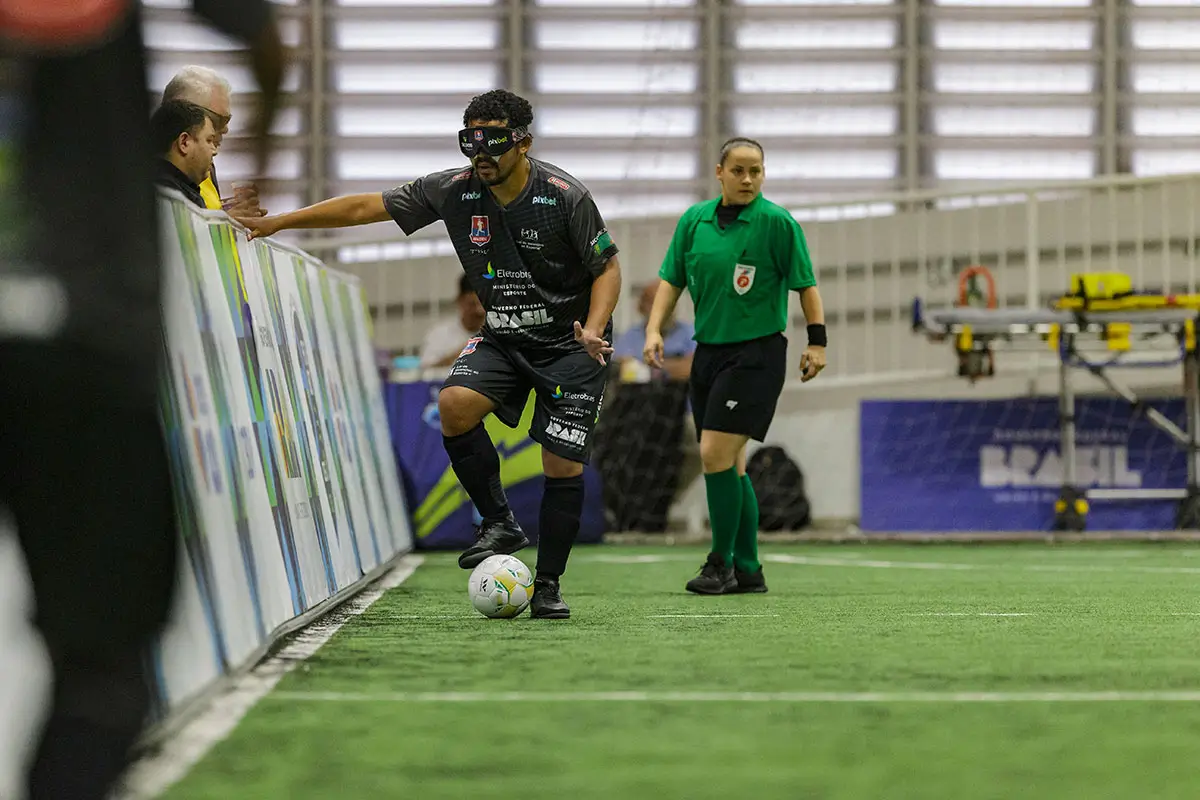 Atleta Apadevi do Futebol de 5 carregando a bola