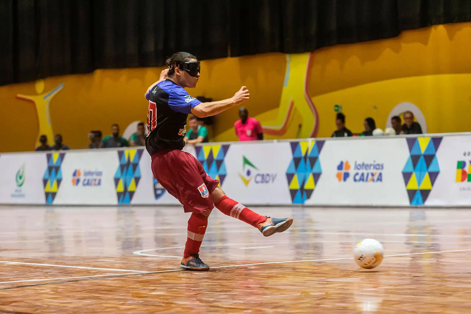 Atleta Apadevi do Futebol de 5 chutandoo a bola