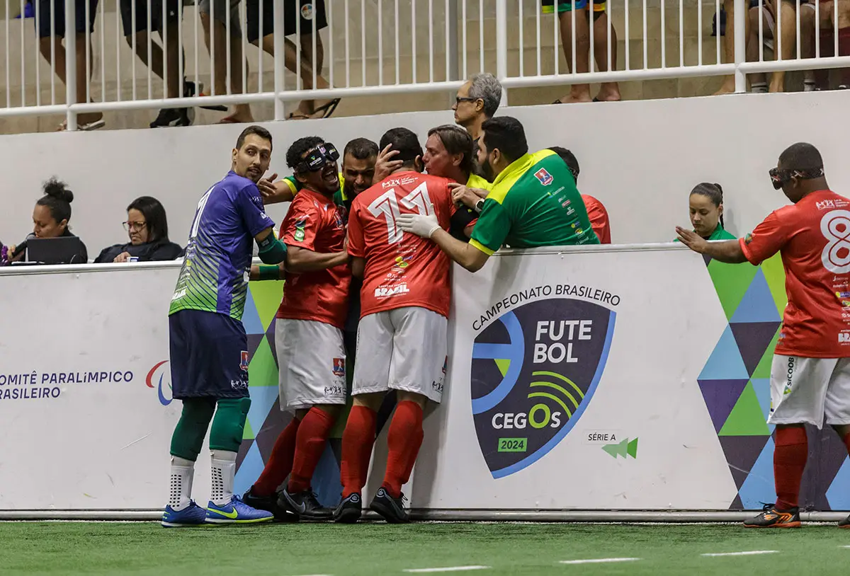 Atletas comemorando gol ao lado da comissão técnica | Futebol de 5 | Apadevi Campina Grande
